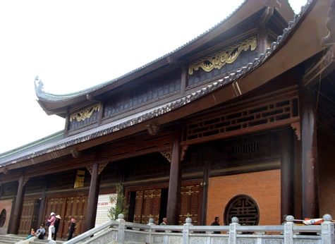 Điện Pháp chủ khổng lồ...