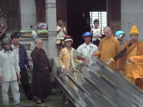 Đoàn từ thiện của Thượng toạ trao tôn lợp mái cho dân