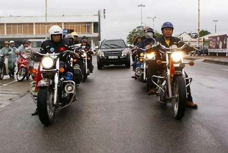 Đoàn xe hộ tống tượng Phật Ngọc về chùa Quán Thế Âm.