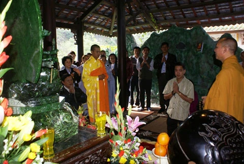 Thành kính trước tượng Phật Ngọc Quan Âm.