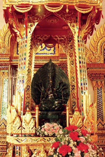 Tượng Ngọc Quan Âm.