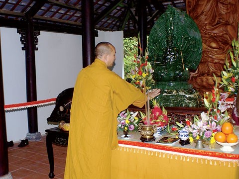 Chư Tăng chiêm bái. Chư Tăng chiêm bái.