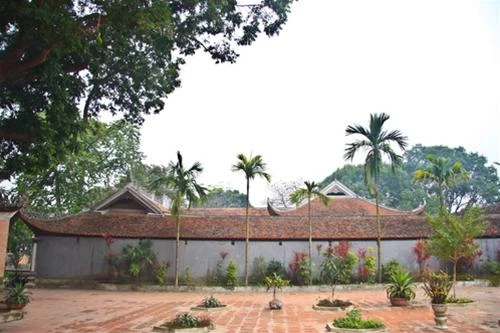 Toàn cảnh dãy nhà tiền bái và thượng điện