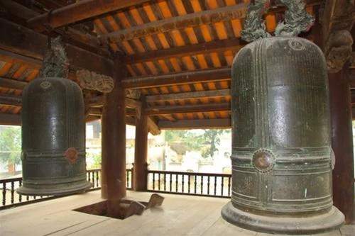 Hai quả chuông lớn, đường kính 60 cm, cao 1m được đúc và treo ở tầng trên cổng tam quan năm Thiệu Trị thứ 4 (1844)