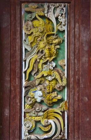 Một bức phù điêu chạm trổ tinh xảo rồng, phượng