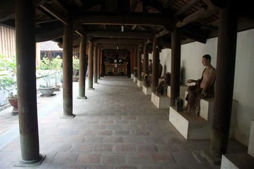 Dãy hành lang chùa Bối Khê thờ 18 vị La Hán với 18 tư thế giống hệt như ở chùa Tây Phương