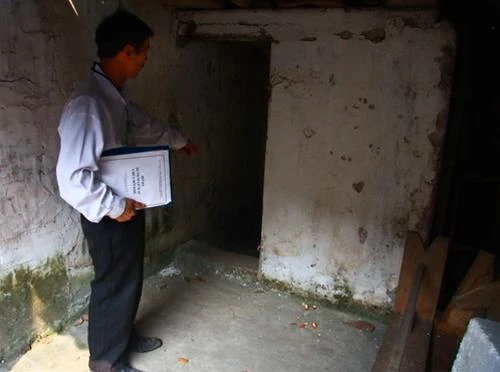 Ông Nguyễn Mạnh Hùng đang chỉ dẫn cho khách nơi có địa đạo