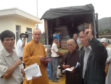 Ni sư Lệ Phát (áo nâu) và đoàn cứu trợ tại Phú Yên