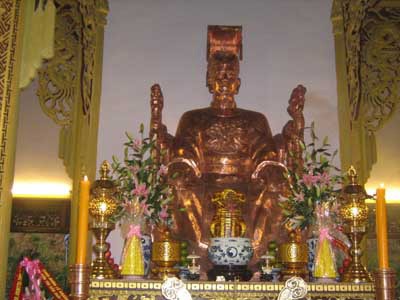 Tượng Vua Trần Nhân Tông tại đền thờ Ông ở Huế. Ảnh IE s