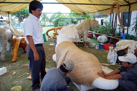 Tổng chỉ huy công trình, ông Chiêm Thành Liêm đang kiểm tra, đôn đốc công việc.