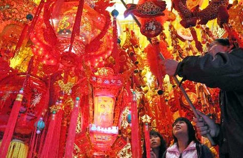 Màu đỏ là màu ưa thích của người TQ mỗi khi xuân về.