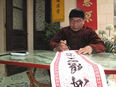 Ông Đặng Xuân Vĩ viết câu đối, chuẩn bị trưng bày tại Hội thư pháp Xuân Canh Dần. Ông Đặng Xuân Vĩ viết câu đối, chuẩn bị trưng bày tại Hội thư pháp Xuân Canh Dần.
