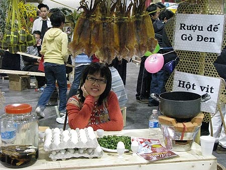 Cô hàng bán đồ nhậu.