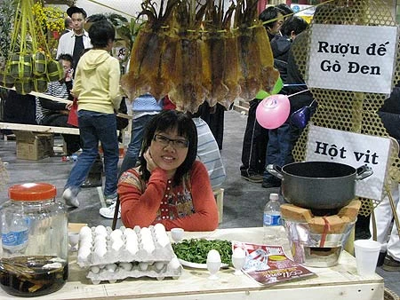 Cô hàng bán đồ nhậu.