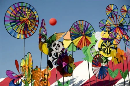 Ngoài hoa, hội chợ còn bày bán nhiều đồ trang trí đẹp mắt.