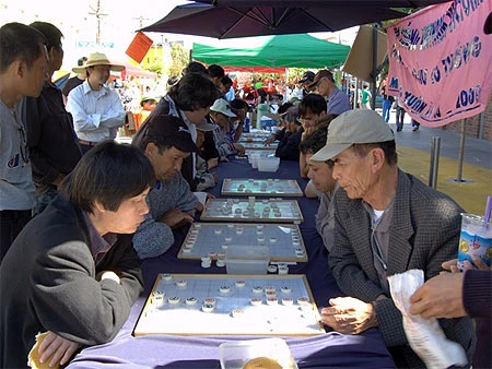 Hội chợ có hẳn một giải thi đấu cờ tướng dành cho những kỳ thủ không chuyên thi tài.