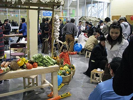 Gian bán hoa quả trong làng. Phía xa là đám đông đang tập trung chơi cờ tướng. Làng Việt Nam nằm trong hội chợ CNE ở Toronto.