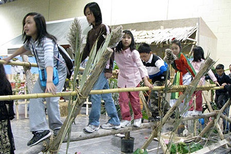 Trẻ em đi qua chiếc cầu khỉ dựng giữa làng.