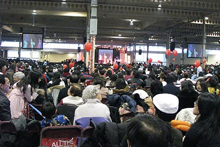 Hàng trăm người xem biểu diễn âm nhạc Việt Nam.