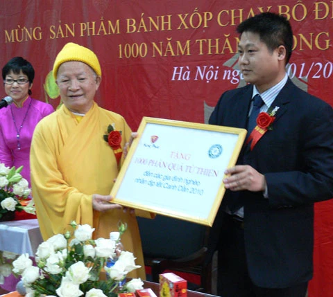 Hòa thượng Thích Thanh Tứ nhận quà từ Giám đốc Công ty cổ phần đầu tư Hưng Phúc, ông Nguyễn Việt Dũng.
