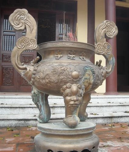 Đỉnh đồng phía trước đền tam tòa Thánh mẫu