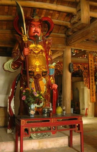 Tượng vị hộ pháp trong tòa tam bảo