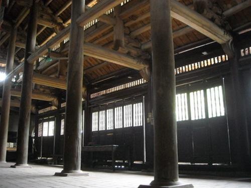 Không gian phía trong tòa tam bảo