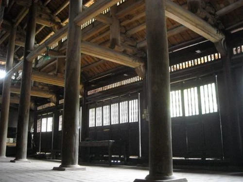 Không gian phía trong tòa tam bảo