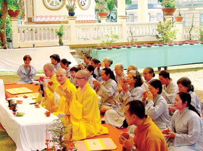 Đoàn du khách đầu tiên của Hành Hương Việt thưởng thức tiệc trà tại chùa Quán Thế Âm, Đồng Tháp. Ảnh: H.H.V.