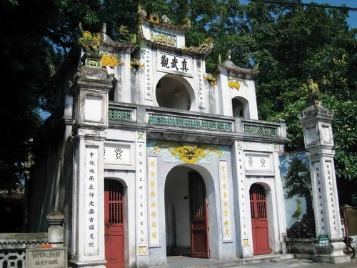 Cổng đền Trấn Vũ, một trong bốn ngôi đền thiêng của thành Thăng Long xưa