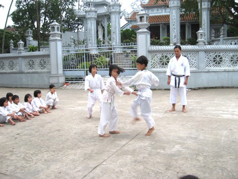 Những trận đấu của các “nữ võ sĩ” cũng không kém phần gay cấn, quyết liệt. Những trận đấu của các “nữ võ sĩ” cũng không kém phần gay cấn, quyết liệt.