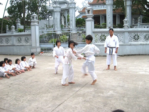 Những trận đấu của các “nữ võ sĩ” cũng không kém phần gay cấn, quyết liệt.