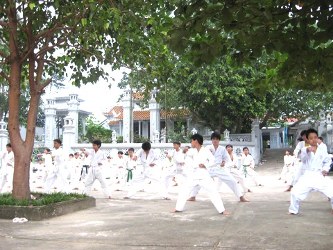 Luyện võ dưới tiếng chuông chùa buổi sớm.