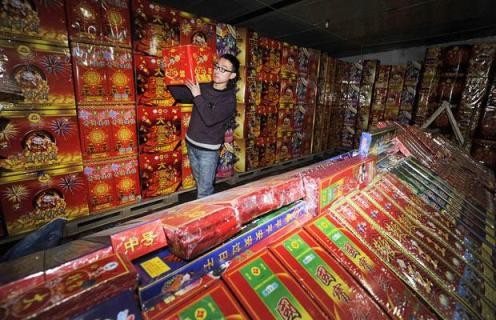 Trẻ em trong trang phục cọp tại một buổi biểu diễn đón Tết Canh Dần ở thành phố Bạc Châu, tỉnh An Huy (Trung Quốc). “Tiểu hổ” tên Sky trong vòng thi thể hiện sự nhanh nhẹn ở Giải Vô địch Mèo UFO 2010 tại Hồng Kông. Người bán trưng bày pháo hoa trong cửa tiệm ở thành phố duyên hải Thanh Đảo, tỉnh Sơn Đông (Trung Quốc). Người bán hàng rong ngồi ngáp cạnh một chú cọp trang trí tại một khu chợ ở Quảng Châu, tỉnh Quảng Đông (Trung Quốc). Đầu cọp trang trí được đặt trước một trung tâm mua sắm ở Bangkok (Thái Lan). Tượng cọp khổng lổ tại Festival Tuyết Daegwallyeong ở Pyeongchang (Hàn Quốc). Nhân viên ngân hàng trung ương của Đài Loan khoe đồng xu được phát hành để đánh dấu năm Cọp. Thị trưởng London Boris Johnson trong lớp hóa trang ở khu Chinatown để quảng bá cho lễ đón Tết Trung Quốc tại thủ đô của Anh. Hai cha con cùng hóa trang thành cọp tại cuộc thi bò dành cho trẻ em trong một trung tâm mua sắm ở Hồng Kông. Cọp nhồi bông được bày bán tại Thượng Hải (Trung Quốc). Đèn lồng cọp trên một con phố ở Nam Kinh, tỉnh Giang Tô (Trung Quốc). Đèn lồng hình cọp đặt tại lối ra vào của lễ hội băng tuyết Diên Khánh ở ngoại ô thủ đô Bắc Kinh (Trung Quốc). Thỏ nằm cạnh cọp con trong Sở thú cọp Sriracha ở tỉnh Chonburi (Thái Lan). Bánh mì hấp được tạo hình giống cọp để đón Tết Canh Dần ở huyện Vạn Vinh, thành phố Vận Thành, tỉnh Sơn Tây (Trung Quốc). Châu Á rộn ràng chuẩn bị Tết