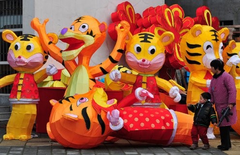 Trẻ em trong trang phục cọp tại một buổi biểu diễn đón Tết Canh Dần ở thành phố Bạc Châu, tỉnh An Huy (Trung Quốc). “Tiểu hổ” tên Sky trong vòng thi thể hiện sự nhanh nhẹn ở Giải Vô địch Mèo UFO 2010 tại Hồng Kông. Người bán trưng bày pháo hoa trong cửa tiệm ở thành phố duyên hải Thanh Đảo, tỉnh Sơn Đông (Trung Quốc). Người bán hàng rong ngồi ngáp cạnh một chú cọp trang trí tại một khu chợ ở Quảng Châu, tỉnh Quảng Đông (Trung Quốc). Đầu cọp trang trí được đặt trước một trung tâm mua sắm ở Bangkok (Thái Lan). Tượng cọp khổng lổ tại Festival Tuyết Daegwallyeong ở Pyeongchang (Hàn Quốc). Nhân viên ngân hàng trung ương của Đài Loan khoe đồng xu được phát hành để đánh dấu năm Cọp. Thị trưởng London Boris Johnson trong lớp hóa trang ở khu Chinatown để quảng bá cho lễ đón Tết Trung Quốc tại thủ đô của Anh. Hai cha con cùng hóa trang thành cọp tại cuộc thi bò dành cho trẻ em trong một trung tâm mua sắm ở Hồng Kông. Cọp nhồi bông được bày bán tại Thượng Hải (Trung Quốc). Đèn lồng cọp trên một con phố ở Nam Kinh, tỉnh Giang Tô (Trung Quốc). Đèn lồng hình cọp đặt tại lối ra vào của lễ hội băng tuyết Diên Khánh ở ngoại ô thủ đô Bắc Kinh (Trung Quốc). Thỏ nằm cạnh cọp con trong Sở thú cọp Sriracha ở tỉnh Chonburi (Thái Lan). Bánh mì hấp được tạo hình giống cọp để đón Tết Canh Dần ở huyện Vạn Vinh, thành phố Vận Thành, tỉnh Sơn Tây (Trung Quốc). Châu Á rộn ràng chuẩn bị Tết