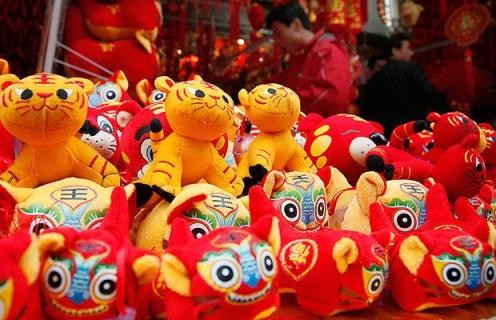 Trẻ em trong trang phục cọp tại một buổi biểu diễn đón Tết Canh Dần ở thành phố Bạc Châu, tỉnh An Huy (Trung Quốc). “Tiểu hổ” tên Sky trong vòng thi thể hiện sự nhanh nhẹn ở Giải Vô địch Mèo UFO 2010 tại Hồng Kông. Người bán trưng bày pháo hoa trong cửa tiệm ở thành phố duyên hải Thanh Đảo, tỉnh Sơn Đông (Trung Quốc). Người bán hàng rong ngồi ngáp cạnh một chú cọp trang trí tại một khu chợ ở Quảng Châu, tỉnh Quảng Đông (Trung Quốc). Đầu cọp trang trí được đặt trước một trung tâm mua sắm ở Bangkok (Thái Lan). Tượng cọp khổng lổ tại Festival Tuyết Daegwallyeong ở Pyeongchang (Hàn Quốc). Nhân viên ngân hàng trung ương của Đài Loan khoe đồng xu được phát hành để đánh dấu năm Cọp. Thị trưởng London Boris Johnson trong lớp hóa trang ở khu Chinatown để quảng bá cho lễ đón Tết Trung Quốc tại thủ đô của Anh. Hai cha con cùng hóa trang thành cọp tại cuộc thi bò dành cho trẻ em trong một trung tâm mua sắm ở Hồng Kông. Cọp nhồi bông được bày bán tại Thượng Hải (Trung Quốc). Đèn lồng cọp trên một con phố ở Nam Kinh, tỉnh Giang Tô (Trung Quốc). Đèn lồng hình cọp đặt tại lối ra vào của lễ hội băng tuyết Diên Khánh ở ngoại ô thủ đô Bắc Kinh (Trung Quốc). Thỏ nằm cạnh cọp con trong Sở thú cọp Sriracha ở tỉnh Chonburi (Thái Lan). Bánh mì hấp được tạo hình giống cọp để đón Tết Canh Dần ở huyện Vạn Vinh, thành phố Vận Thành, tỉnh Sơn Tây (Trung Quốc). Châu Á rộn ràng chuẩn bị Tết