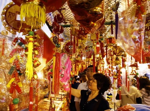Người dân Đài Bắc (Đài Loan) mua sắm tết - Ảnh: Reuters Đường phố Tứ Xuyên tràn ngập hình ảnh hổ trang hoàng ngày tết Bắc Kinh chuẩn bị đón Tết Canh Dần - Ảnh: Reuters Khu trung tâm mua sắm ở Hong Kong tràn ngập sắc đỏ trong những ngày cận tết - Ảnh: Reuters Hoa kiều ở thủ đô Jakarta mua sắm tết - Ảnh: AP Ông Hổ được bày bán ở Kular Lumpur, Malaysia - Ảnh: Reuters Thành phố Nam Kinh, Giang Tô chuẩn bị vào xuân - Ảnh: THX Đường phố Hồ Bắc ngập tràn câu đối đỏ - Ảnh: Chinadaily Người dân Trung Quốc đang đổ về quê ăn tết ở ga Hợp Phì - Ảnh: AP Ông Hổ trên đường phố Thượng Hải - Ảnh: AP