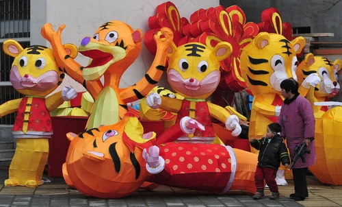 Người dân Đài Bắc (Đài Loan) mua sắm tết - Ảnh: Reuters Đường phố Tứ Xuyên tràn ngập hình ảnh hổ trang hoàng ngày tết Bắc Kinh chuẩn bị đón Tết Canh Dần - Ảnh: Reuters Khu trung tâm mua sắm ở Hong Kong tràn ngập sắc đỏ trong những ngày cận tết - Ảnh: Reuters Hoa kiều ở thủ đô Jakarta mua sắm tết - Ảnh: AP Ông Hổ được bày bán ở Kular Lumpur, Malaysia - Ảnh: Reuters Thành phố Nam Kinh, Giang Tô chuẩn bị vào xuân - Ảnh: THX Đường phố Hồ Bắc ngập tràn câu đối đỏ - Ảnh: Chinadaily Người dân Trung Quốc đang đổ về quê ăn tết ở ga Hợp Phì - Ảnh: AP Ông Hổ trên đường phố Thượng Hải - Ảnh: AP