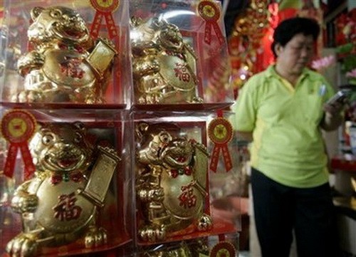 Người dân Đài Bắc (Đài Loan) mua sắm tết - Ảnh: Reuters Đường phố Tứ Xuyên tràn ngập hình ảnh hổ trang hoàng ngày tết Bắc Kinh chuẩn bị đón Tết Canh Dần - Ảnh: Reuters Khu trung tâm mua sắm ở Hong Kong tràn ngập sắc đỏ trong những ngày cận tết - Ảnh: Reuters Hoa kiều ở thủ đô Jakarta mua sắm tết - Ảnh: AP Ông Hổ được bày bán ở Kular Lumpur, Malaysia - Ảnh: Reuters Thành phố Nam Kinh, Giang Tô chuẩn bị vào xuân - Ảnh: THX Đường phố Hồ Bắc ngập tràn câu đối đỏ - Ảnh: Chinadaily Người dân Trung Quốc đang đổ về quê ăn tết ở ga Hợp Phì - Ảnh: AP Ông Hổ trên đường phố Thượng Hải - Ảnh: AP