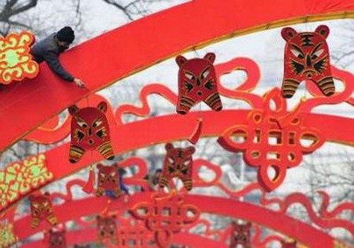 Người dân Đài Bắc (Đài Loan) mua sắm tết - Ảnh: Reuters Đường phố Tứ Xuyên tràn ngập hình ảnh hổ trang hoàng ngày tết Bắc Kinh chuẩn bị đón Tết Canh Dần - Ảnh: Reuters Khu trung tâm mua sắm ở Hong Kong tràn ngập sắc đỏ trong những ngày cận tết - Ảnh: Reuters Hoa kiều ở thủ đô Jakarta mua sắm tết - Ảnh: AP Ông Hổ được bày bán ở Kular Lumpur, Malaysia - Ảnh: Reuters Thành phố Nam Kinh, Giang Tô chuẩn bị vào xuân - Ảnh: THX Đường phố Hồ Bắc ngập tràn câu đối đỏ - Ảnh: Chinadaily Người dân Trung Quốc đang đổ về quê ăn tết ở ga Hợp Phì - Ảnh: AP Ông Hổ trên đường phố Thượng Hải - Ảnh: AP