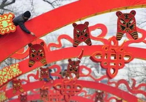 Người dân Đài Bắc (Đài Loan) mua sắm tết - Ảnh: Reuters Đường phố Tứ Xuyên tràn ngập hình ảnh hổ trang hoàng ngày tết Bắc Kinh chuẩn bị đón Tết Canh Dần - Ảnh: Reuters Khu trung tâm mua sắm ở Hong Kong tràn ngập sắc đỏ trong những ngày cận tết - Ảnh: Reuters Hoa kiều ở thủ đô Jakarta mua sắm tết - Ảnh: AP Ông Hổ được bày bán ở Kular Lumpur, Malaysia - Ảnh: Reuters Thành phố Nam Kinh, Giang Tô chuẩn bị vào xuân - Ảnh: THX Đường phố Hồ Bắc ngập tràn câu đối đỏ - Ảnh: Chinadaily Người dân Trung Quốc đang đổ về quê ăn tết ở ga Hợp Phì - Ảnh: AP Ông Hổ trên đường phố Thượng Hải - Ảnh: AP
