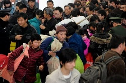 Người dân Đài Bắc (Đài Loan) mua sắm tết - Ảnh: Reuters Đường phố Tứ Xuyên tràn ngập hình ảnh hổ trang hoàng ngày tết Bắc Kinh chuẩn bị đón Tết Canh Dần - Ảnh: Reuters Khu trung tâm mua sắm ở Hong Kong tràn ngập sắc đỏ trong những ngày cận tết - Ảnh: Reuters Hoa kiều ở thủ đô Jakarta mua sắm tết - Ảnh: AP Ông Hổ được bày bán ở Kular Lumpur, Malaysia - Ảnh: Reuters Thành phố Nam Kinh, Giang Tô chuẩn bị vào xuân - Ảnh: THX Đường phố Hồ Bắc ngập tràn câu đối đỏ - Ảnh: Chinadaily Người dân Trung Quốc đang đổ về quê ăn tết ở ga Hợp Phì - Ảnh: AP Ông Hổ trên đường phố Thượng Hải - Ảnh: AP