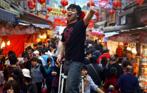 Người dân Đài Bắc (Đài Loan) đi chợ tết. Ảnh:Reuters Trẻ em Hong Kong tham gia cuộc thi bò trong trang phục ông hổ để chào đón năm Canh Dần. Ảnh Reuters Triển lãm tranh hổ ở Seoul, Hàn Quốc để chào đón năm Hổ. Ảnh:Reuters Người dân Bắc Kinh đang chọn mua ông Cọp để đón năm mới. Ảnh: cctv.com Cọp đang trở thành món quà lưu niệm được ưa chuộng ở Manila, Philippines. Ảnh: thestar.com