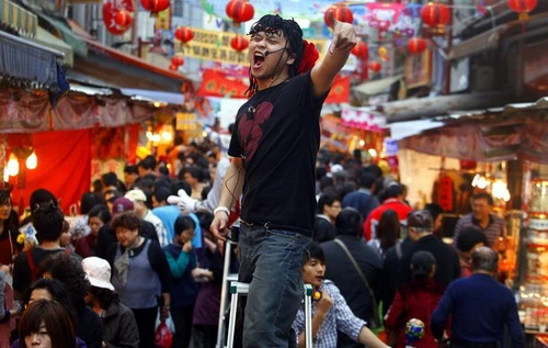 Người dân Đài Bắc (Đài Loan) đi chợ tết. Ảnh:Reuters Trẻ em Hong Kong tham gia cuộc thi bò trong trang phục ông hổ để chào đón năm Canh Dần. Ảnh Reuters Triển lãm tranh hổ ở Seoul, Hàn Quốc để chào đón năm Hổ. Ảnh:Reuters Người dân Bắc Kinh đang chọn mua ông Cọp để đón năm mới. Ảnh: cctv.com Cọp đang trở thành món quà lưu niệm được ưa chuộng ở Manila, Philippines. Ảnh: thestar.com