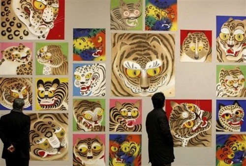 Người dân Đài Bắc (Đài Loan) đi chợ tết. Ảnh:Reuters Trẻ em Hong Kong tham gia cuộc thi bò trong trang phục ông hổ để chào đón năm Canh Dần. Ảnh Reuters Triển lãm tranh hổ ở Seoul, Hàn Quốc để chào đón năm Hổ. Ảnh:Reuters Người dân Bắc Kinh đang chọn mua ông Cọp để đón năm mới. Ảnh: cctv.com Cọp đang trở thành món quà lưu niệm được ưa chuộng ở Manila, Philippines. Ảnh: thestar.com