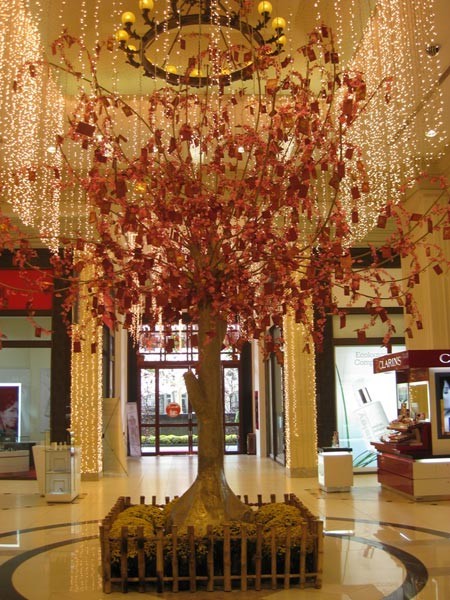 Trang trí bên ngoài TTTM Saigon Paragon Hoa đào rực rỡ Triển lãm cây đào to nhất Việt Nam Các chương trình mua sắm quà tặng hấp dẫn cho ngày lễ tình nhân Dạo xuân ở Sài Gòn