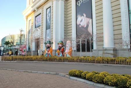Trang trí bên ngoài TTTM Saigon Paragon Hoa đào rực rỡ Triển lãm cây đào to nhất Việt Nam Các chương trình mua sắm quà tặng hấp dẫn cho ngày lễ tình nhân Dạo xuân ở Sài Gòn