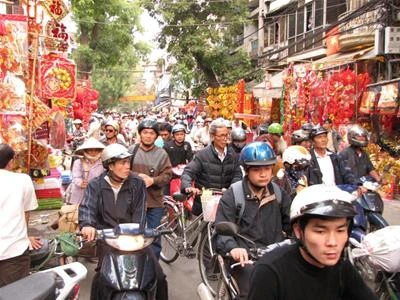 Vì quá đông người đến mua hàng, tuyến phố thường xuyên xảy ra ùn tắc