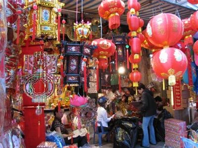 Rất nhiều khách hàng đến mua đồ chuẩn bị cho ngày Táo quân về trời