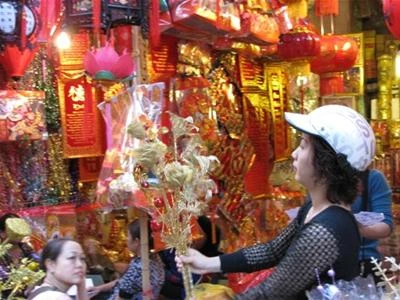Mua hoa trang trí ngày Tết